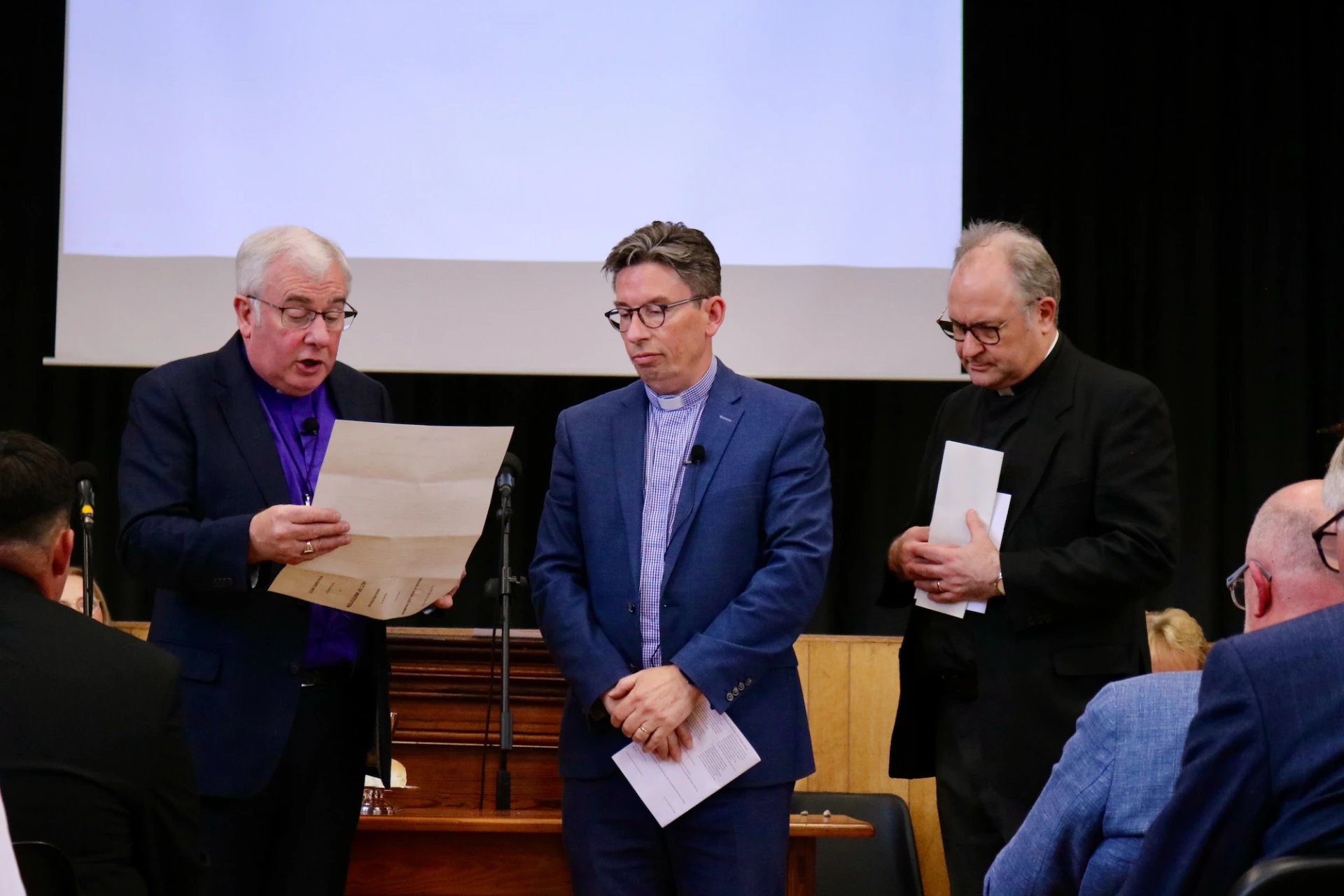 Bishop David reads the Act of Institution