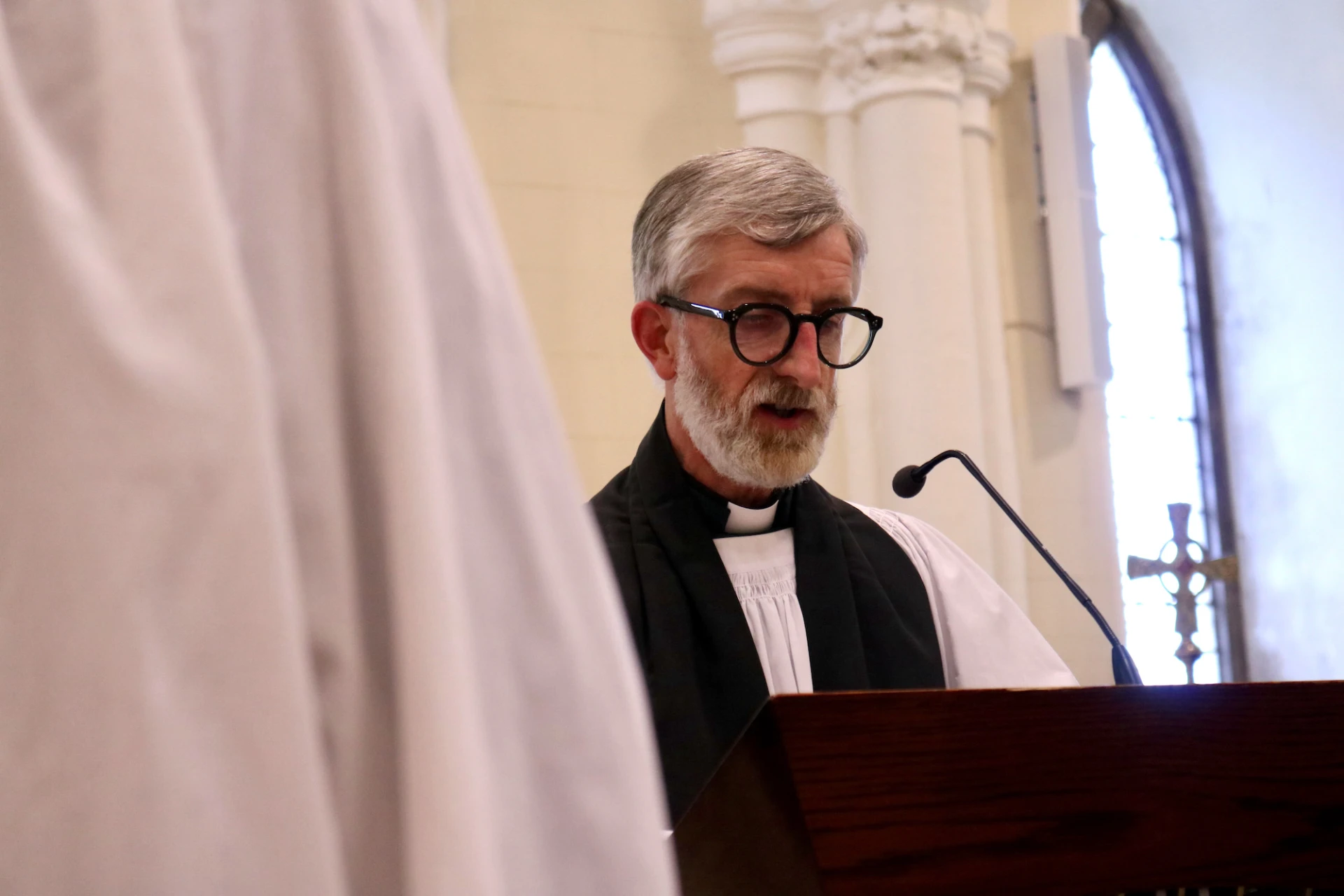 Canon Chancellor, John Auchmuty reads the mandate