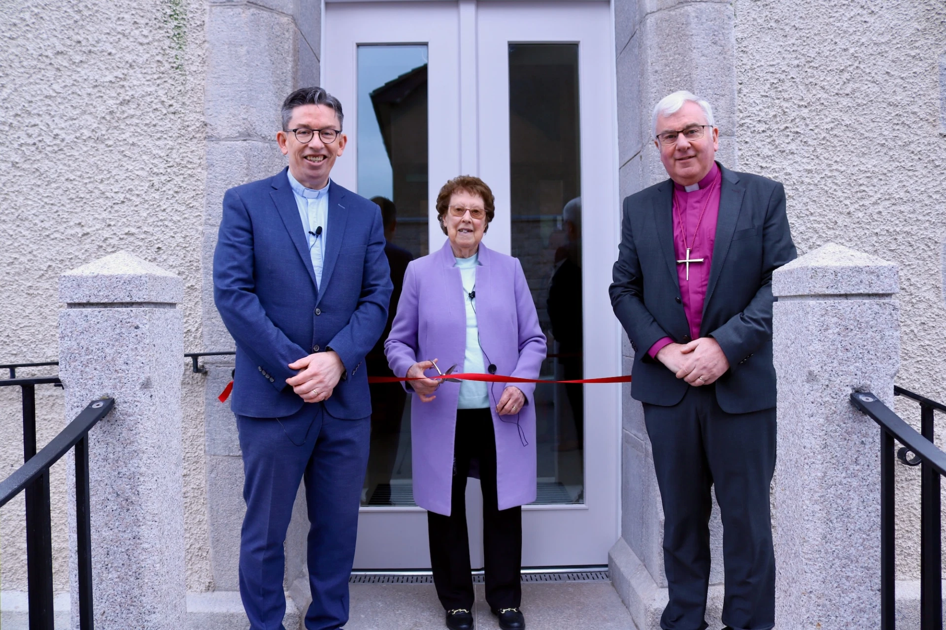 Diocesan Reader Emeritus, Mrs Shirley Crutchley, cuts the ribbon
