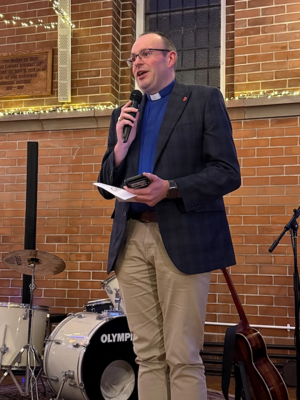 Revd Mark Lennox opens the service