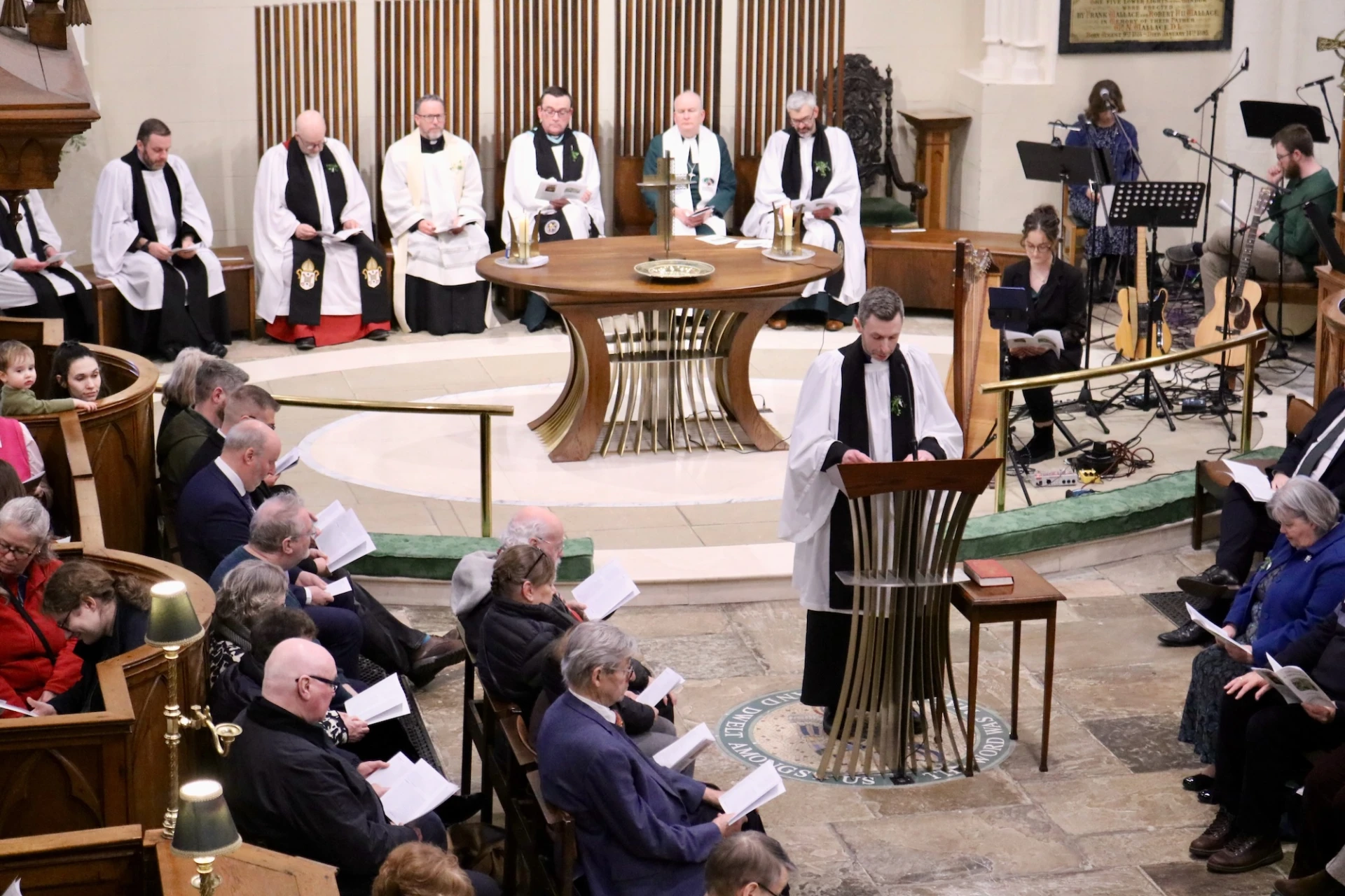 Revd Matthew Gaw reads the same passage in English