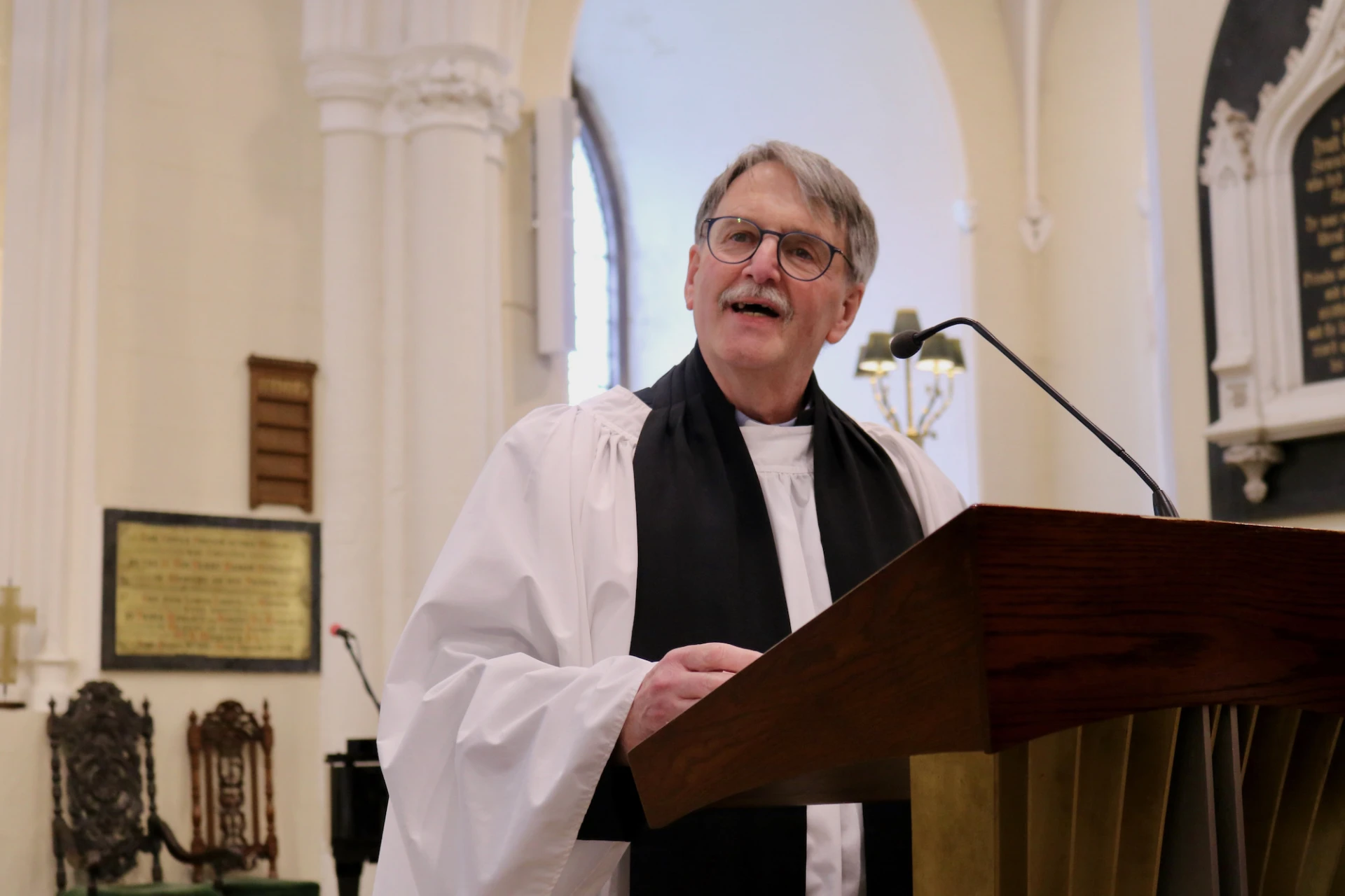 Revd Noel Gordon gives the address